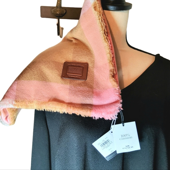 COACH CASHMERE PLAID PRINT OVERSIZED BLANKET SCARF IN PINK MULTI - Picture 4 of 4